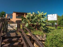 Charming Small Villa shared pool Sleeps V4IN, hotel v destinaci Cuile Pazzoni