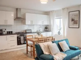 Spacious & Modern 8-Bed Home - Sleeps 13 - Parking