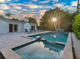 LUXE Villa Heated Pool Fire Pit GAMES, hotel in Miami