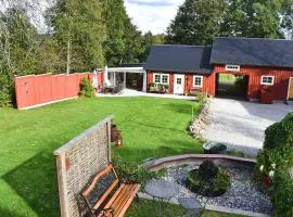Guesthouse with Patio & BBQ, 10 Min to the Beach