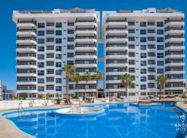 Stylish Condo with Pools Gym Sunset Bay Views, hotel in La Paz