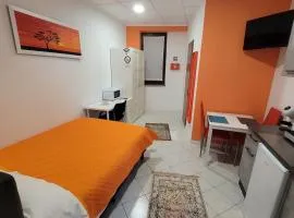 Orange Room - Full and Served Studi