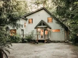 Mt Baker Rim Cabin 19 - Pet Friendly, WIFI, Hot Tub, Sleeps 10
