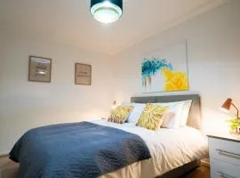 Spacious, 4 Bedroom, Free Parking & Garden