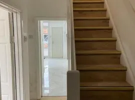 Coventry Stay - Sleeps 8 Free Parking & Pets
