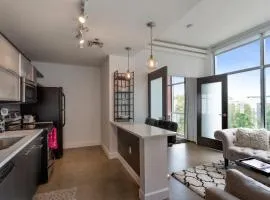 5M307- Elegant Condo with Rooftop Deck