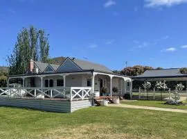 Yarra Fox Farm Cottage Farmstay