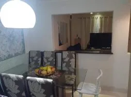 Sobrado em condomínio próximo à Praia da Enseada! Acomoda até 8 pessoas com conforto, possui 2 quartos e excelente localização para aproveitar dias inesquecíveis no litoral