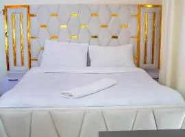 Luxury Two Bedroom Master & Suite Apartment