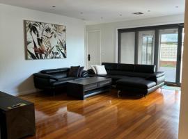 A luxury home in Oakleigh, hótel í Oakleigh