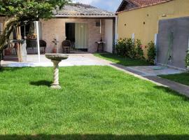 Casa espaçosa familiar com lindo jardim, ξενοδοχείο σε Πράια Γκράντε