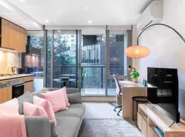 Stylish South Yarra Stay - Pool & Wellness Perks
