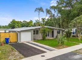 3 bedrooms and 2 bathrooms Charming Beachside House with King Bed