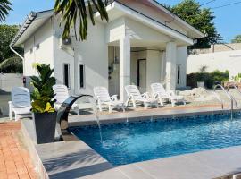 Rooma Kichi Private Pool, bed and breakfast v destinaci Pantai Cenang