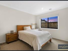 1 bedroom house in Brisbane, hotel sa Point Cook