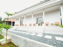 Queenara Local House