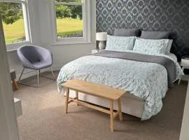 RENWICK IN THE CITY NELSON, 10min easy walk to City Centre, 4min drive to Hospital, 13min drive to Airport, full kitchen, fast fibre wifi, quiet street, dog friendly