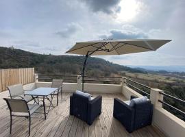 Studio au calme, grande terrasse avec vue vallée, hotel v destinaci Ginasservis