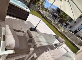 NEW Stunning ground floor Apartment with Jacuzzi