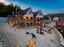 Dandy Villas Karpenisi Complex - Lux Chalets - Inflatable Pool-Hot Tub, hotel in Áyios Nikólaos