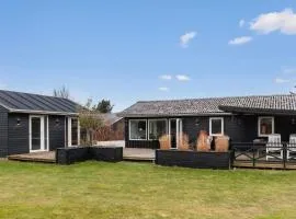3 Bedroom Cozy Home In Hjørring