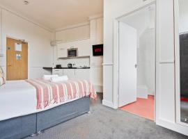 Cosy, chic studio in Dudley with Parking & Netflix，位于达德利的酒店