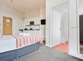 Cosy, chic studio in Dudley with Parking & Netflix