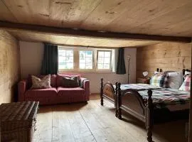 Gemütliches Chalet-Zimmer in Swiss Historic Holidays Rosalie
