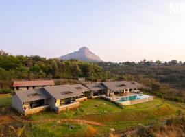 StayVista at Chitrakoot with Pool & Lawn, hotel v destinaci Kolvan