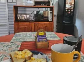 Pieza cerca del centro con las 3 comidas diarias