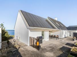 4 Bedroom Stunning Home In Glesborg, Hotel in Glesborg