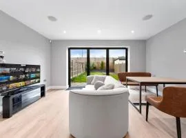 Luxury 4BR - Near Wembley, Heathrow & London