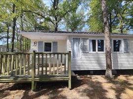 Mobil home ACCESS avec TV 2 Ch 5 Pers Puy duFou 210FS, beach hotel in La Boissière-de-Montaigu