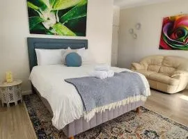 Stylish Studio 10mins walk to Wollongong Hospital & Train Station with Parking
