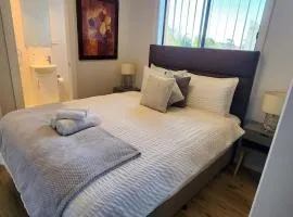 2BR Wollongong Home 10mins walk to Hospital & Train Station with Free Parking and Fast Wi-Fi