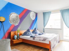 - Stellar Haven Deluxe with Cosmic Design - 3-Room Space-Themed Apartment 75 qm - Central Location - Balcony - Renovated 2024 with TV & Netflix - Full Kitchen - Free Parking - Near Metro & Airport - Galaxy-Inspired Interior -, acomoda&ccedil;&atilde;o em Duisburg