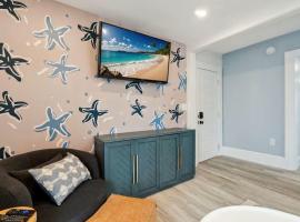 Newly Renovated Private Balcony Steps to Beach, hotel em Hampton