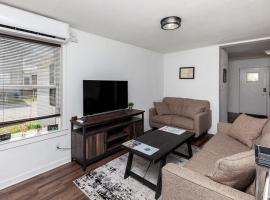 Spacious 9BR Home Ideal for Groups Near Downtown, Hotel in Des Moines