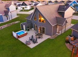 BOHO Bungalow on the Pond w/ Hot Tub, villa in Arnolds Park