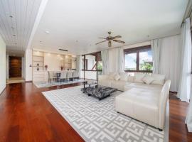 Luxury 4 Bedrooms Penthouse, khách sạn ở Thalang