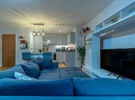 Modern flat w/ balcony & projector cinema