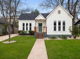 Charming Cherrywood Bungalow - 2BR - Firepit - UT: Austin'de bir bungalov