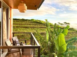 Mt Kanlaon View in a Modern Loft Farmhouse, hotel mesra haiwan peliharaan di Panubigan