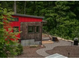 Little Dahlia a tranquil tiny home nestled in Stone Mountain near Boone , NC、Vilasのタイニーハウス