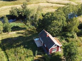 Neues Ökohaus in traumhafter Lage direkt am Fluss, hotel v destinaci Västra Årena