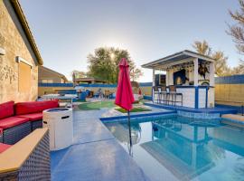 Putting Green and Hot Tub Goodyear Retreat!, ξενοδοχείο σε Goodyear