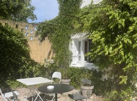 Appt 2 pieces dans Mas provençal, hotel en Roquemaure