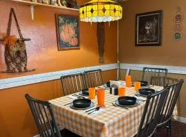 EZ 1 mile to Fort Sill! Pumpkin Cottage sleeps 9, grills, firepit, laundry