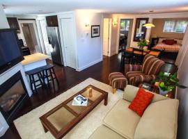 Grand Boulevard Retreat- quiet suite in North Vanc, hotel in North Vancouver