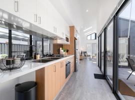 Living luxe in Yokine - King bed and FREE parking, hotel in Perth